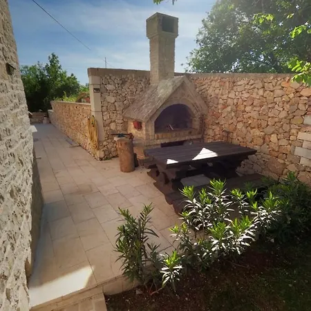 Stone House Iva Vila *